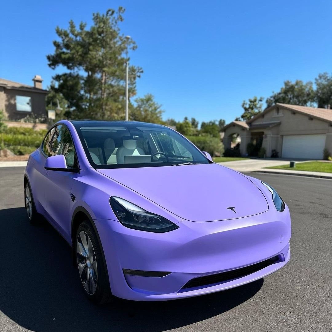Réalisation en covering APA Satin Halo Lavender sur Tesla Model Y (photo publiée par APA)