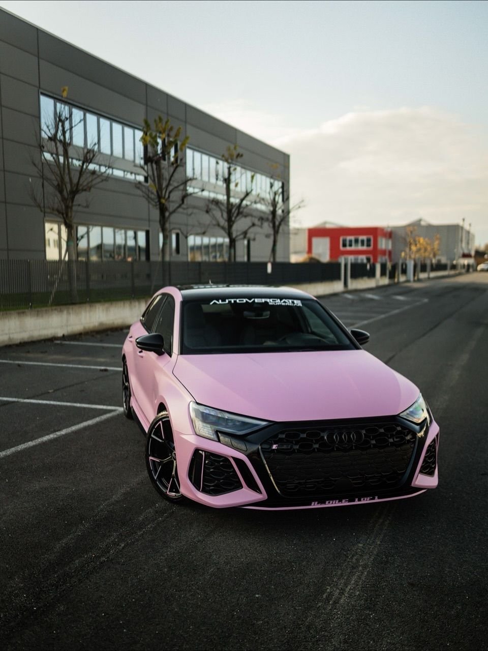 Réalisation en covering APA Satin Kirby Pink sur Audi RS3 (photo publiée par APA)