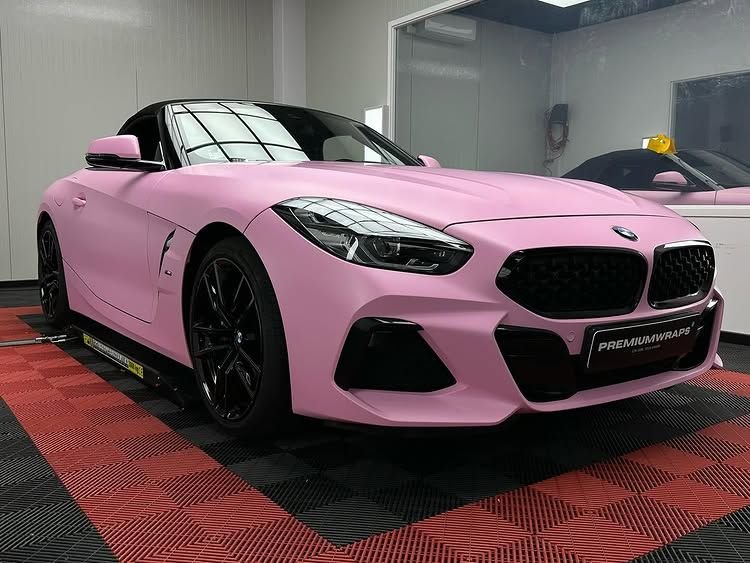 Réalisation en covering APA Satin Kirby Pink sur BMW Z4 (photo publiée par APA)