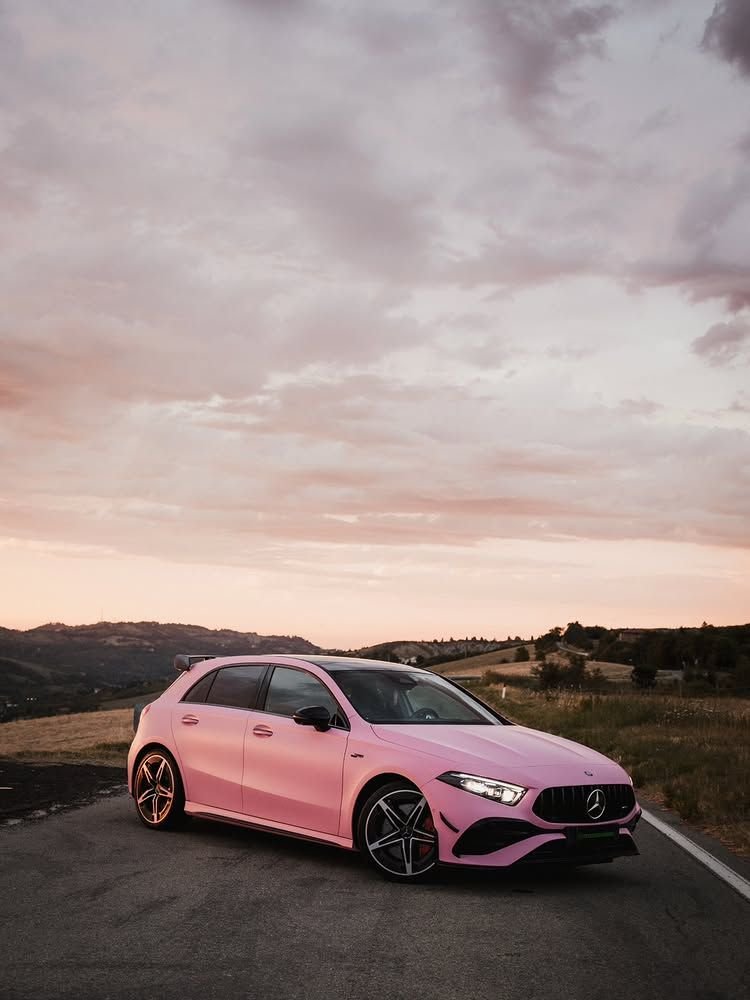 Réalisation en covering APA Satin Kirby Pink sur Mercedes Classe A (photo publiée par APA)