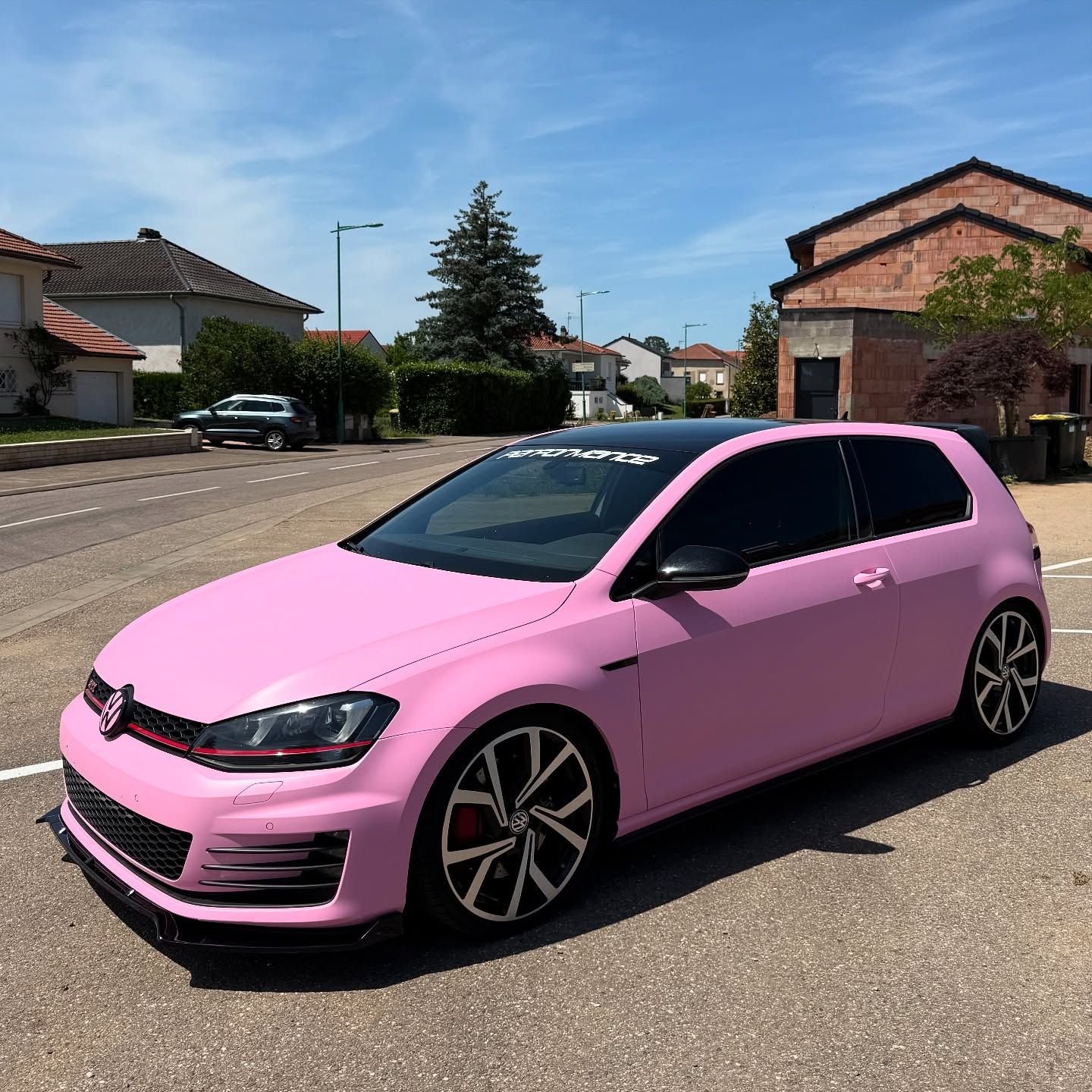 Réalisation en covering APA Satin Kirby Pink sur Volkswagen Golf GTI (photo publiée par APA)
