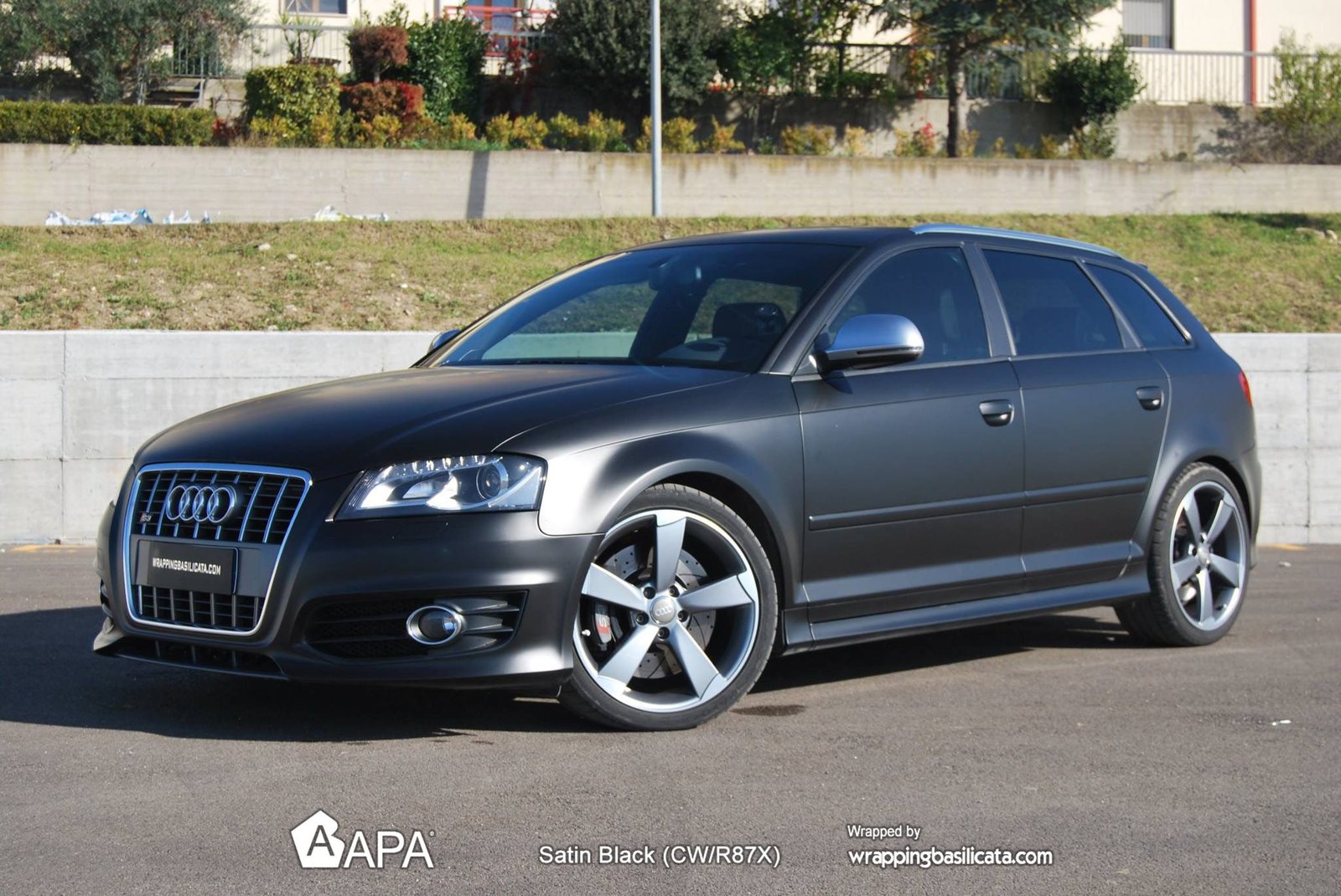 Réalisation en covering APA Satin Black sur Audi A3 Sportback (photo publiée par APA)