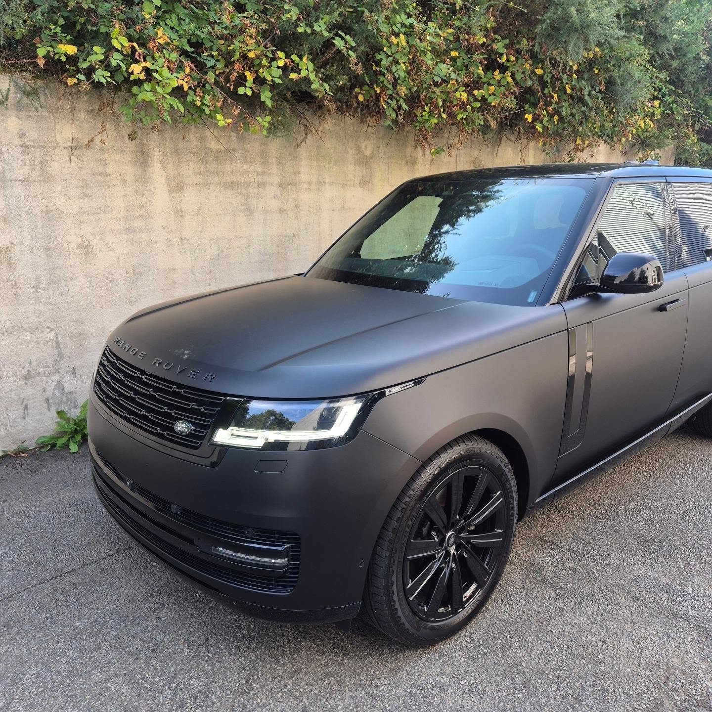Réalisation en covering APA Satin Black sur Land Rover Range Rover (photo publiée par APA)