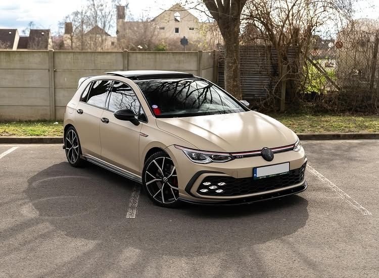 Réalisation en covering APA Satin Sandstorm sur Volkswagen Golf GTI (photo publiée par APA)