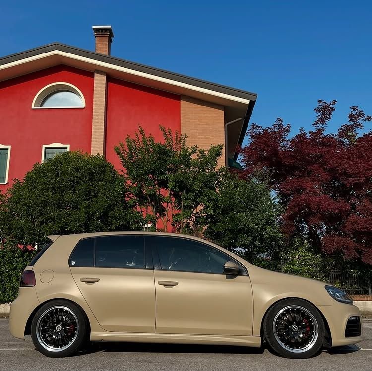 Réalisation en covering APA Satin Sandstorm sur Volkswagen Golf (photo publiée par APA)
