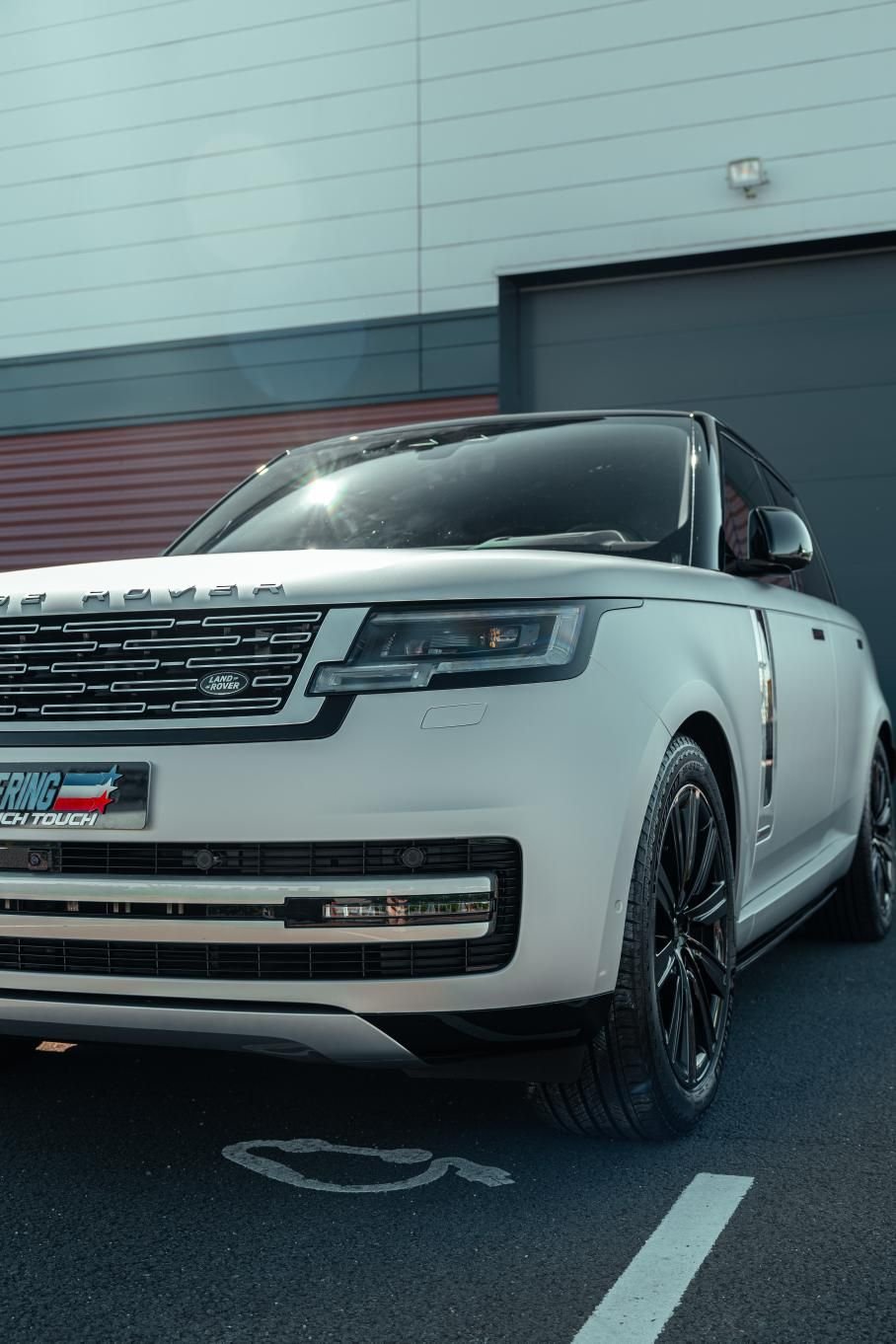 Réalisation en covering APA Matte Metal Comet Silver sur Land Rover Range Rover (photo publiée par APA)