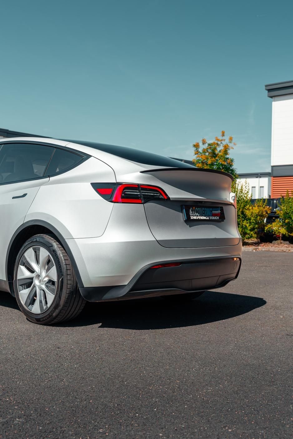 Réalisation en covering APA Matte Metal Comet Silver sur Tesla Model Y (photo publiée par APA)