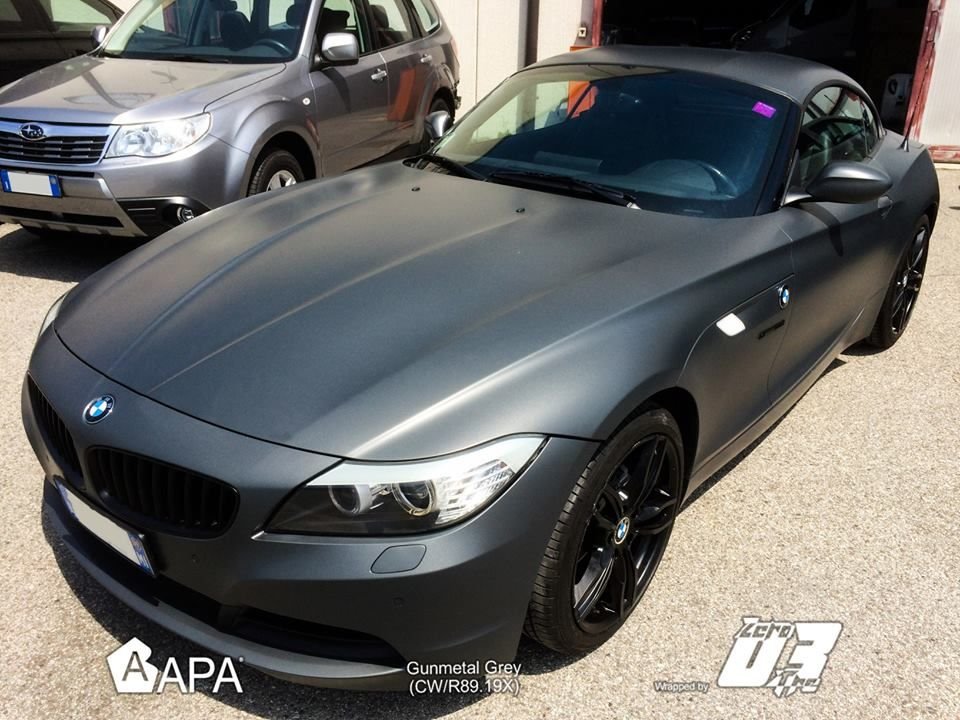 Réalisation en covering APA Satin Metal Daytona Grey sur BMW Z4 (photo publiée par APA)