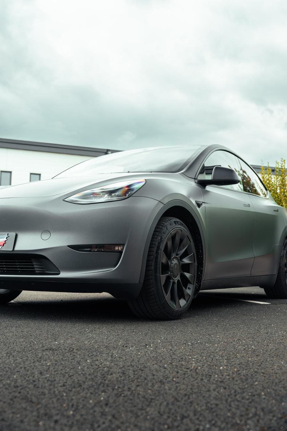 Réalisation en covering APA Satin Metallic Graphite Grey sur Tesla Model Y (photo publiée par APA)