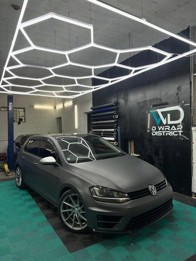 Réalisation en covering APA Satin Metallic Graphite Grey sur Volkswagen Golf (photo publiée par APA)