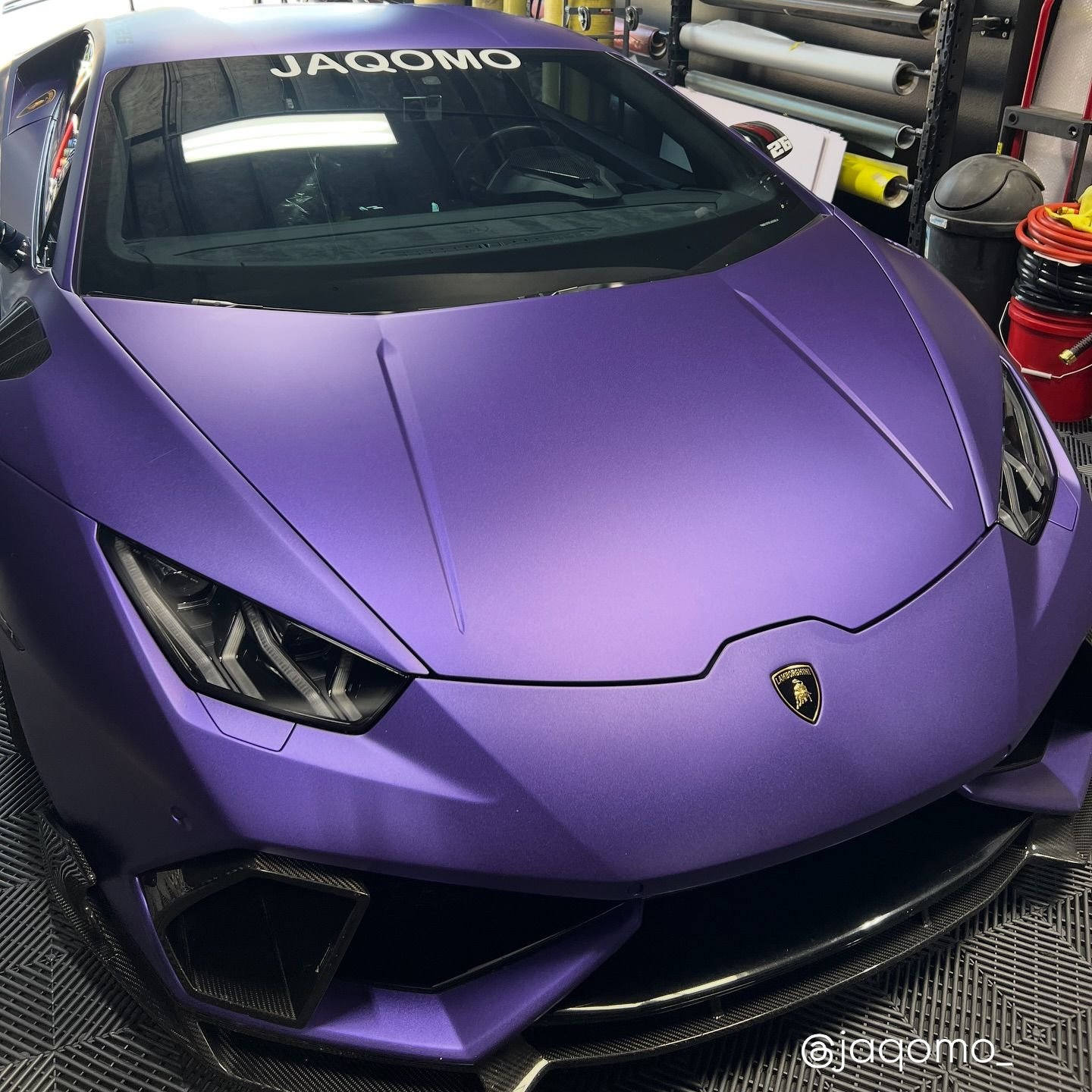 Réalisation en covering APA Satin Metallic Joker Purple sur Lamborghini Huracán (photo publiée par APA)