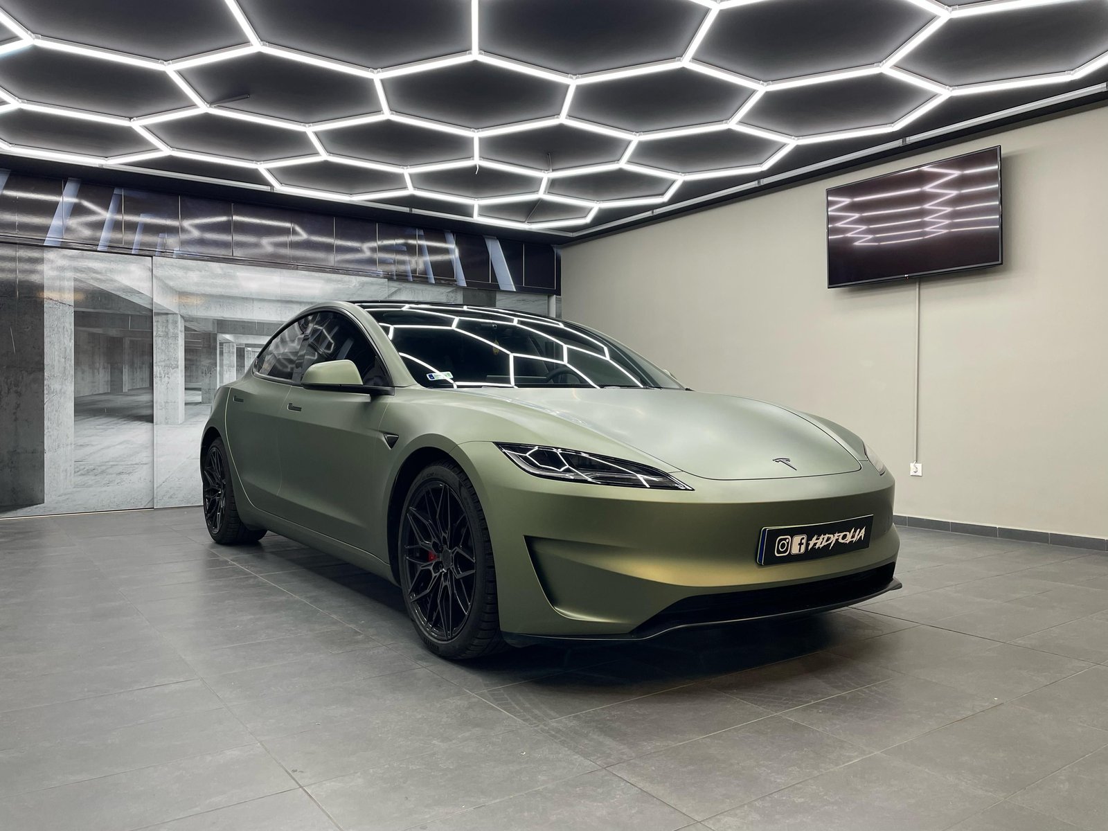 Réalisation en covering APA Satin Metal Millennium Jade sur Tesla Model 3 (photo publiée par APA)