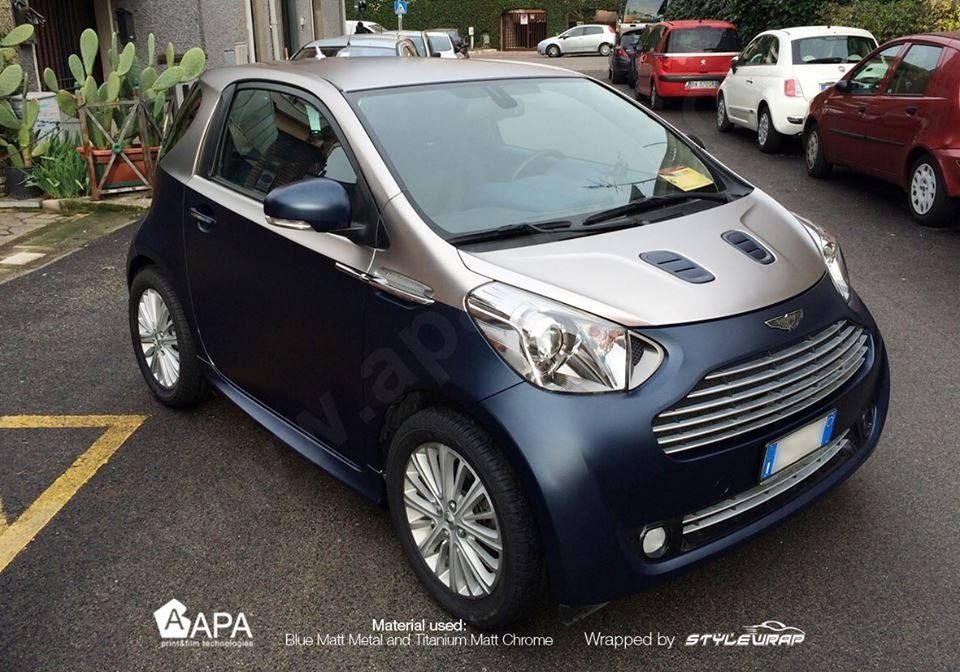Réalisation en covering APA Satin Metal Midnight Blue sur Aston Martin Cygnet (photo publiée par APA)