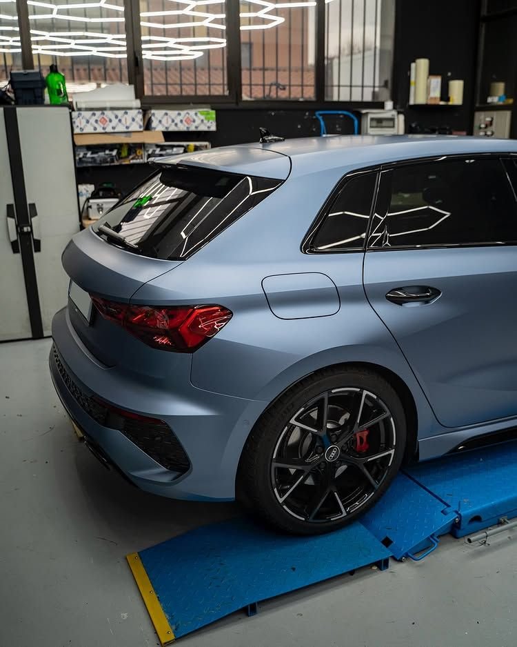 Réalisation en covering APA Satin Metal Levante Blue sur Audi RS3 (photo publiée par APA)