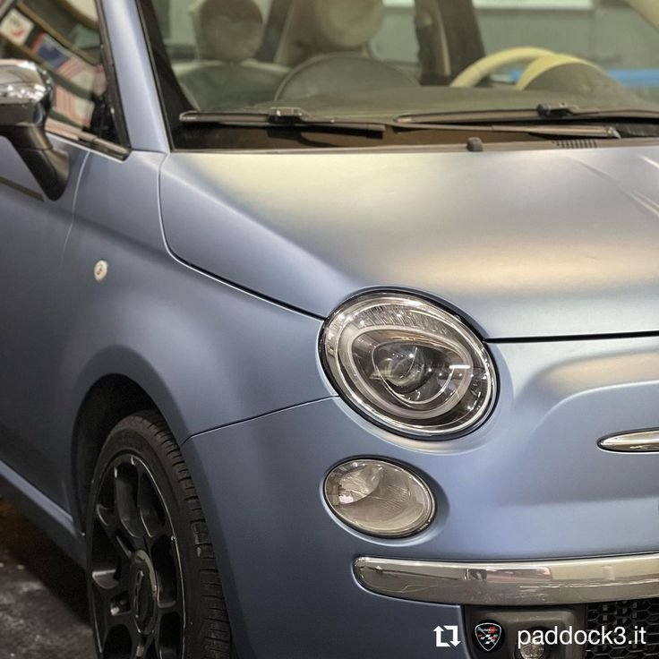 Réalisation en covering APA Satin Metal Levante Blue sur Fiat 500 (photo publiée par APA)