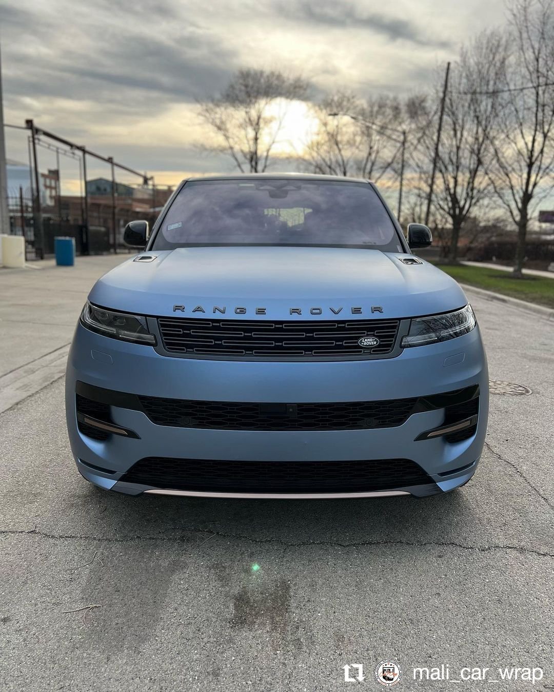 Réalisation en covering APA Satin Metal Levante Blue sur Land Rover Range Rover Sport (photo publiée par APA)