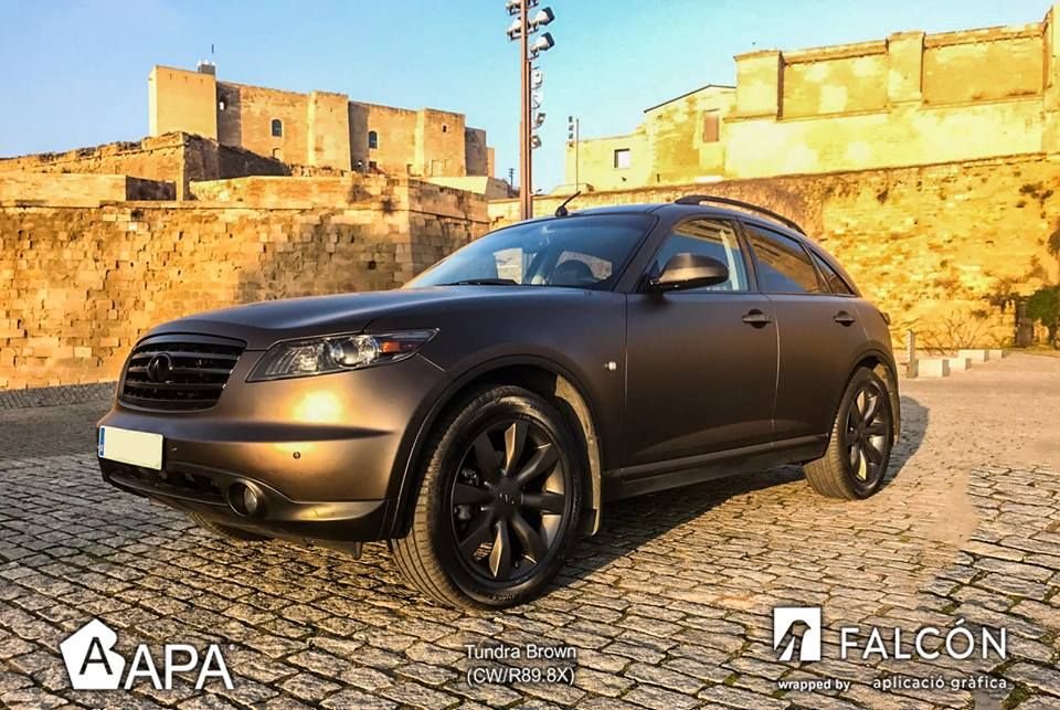 Réalisation en covering APA Satin Metal Tundra Brown sur Infiniti FX (photo publiée par APA)
