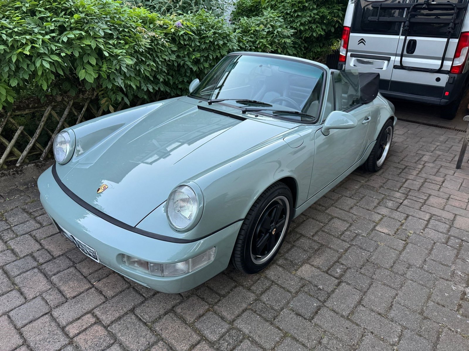 Réalisation en covering APA Gloss Lunar Rock sur Porsche 911 (photo publiée par APA)