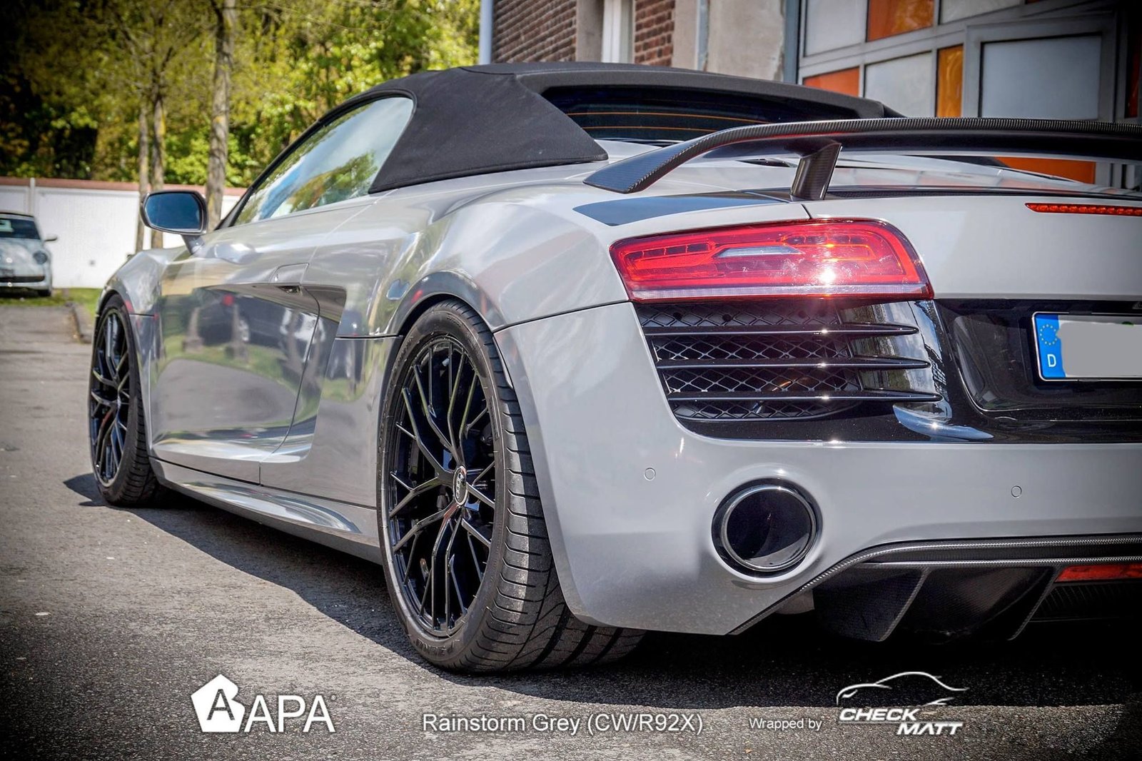 Réalisation en covering APA Gloss Rainstorm Grey sur Audi R8 Spyder (photo publiée par APA)