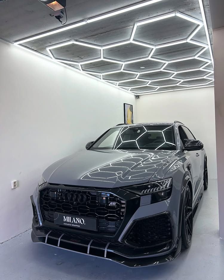 Réalisation en covering APA Gloss Rainstorm Grey sur Audi RS Q8 (photo publiée par APA)