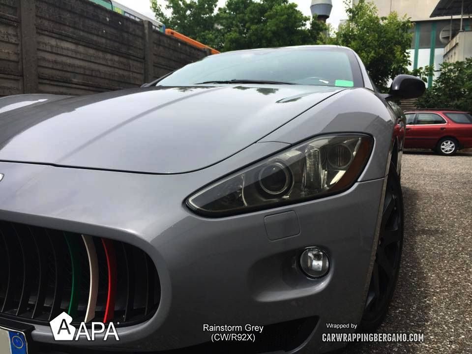 Réalisation en covering APA Gloss Rainstorm Grey sur Maserati GranTurismo (photo publiée par APA)