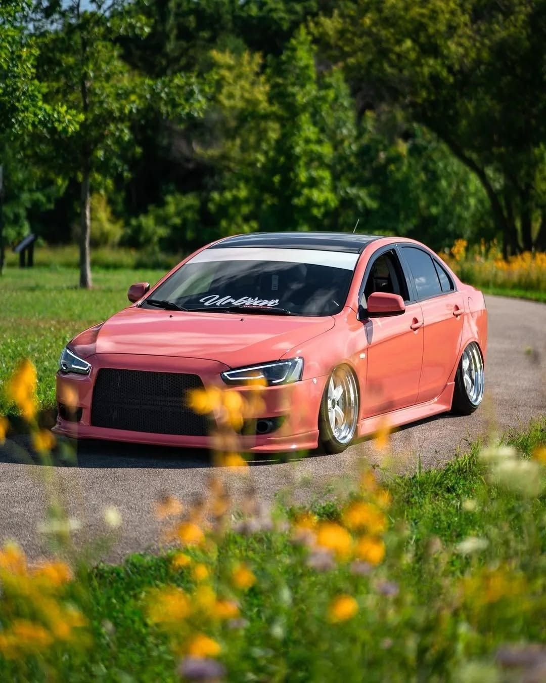 Réalisation en covering APA Gloss Coral sur Mitsubishi Lancer (photo publiée par APA)