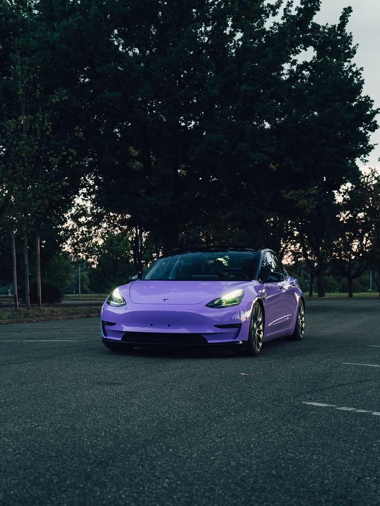 Réalisation en covering APA Gloss Halo Lavender sur Tesla Model 3 (photo publiée par APA)