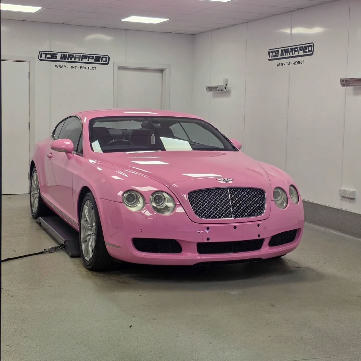 Réalisation en covering APA Gloss Kirby Pink sur Bentley Continental GT (photo publiée par APA)