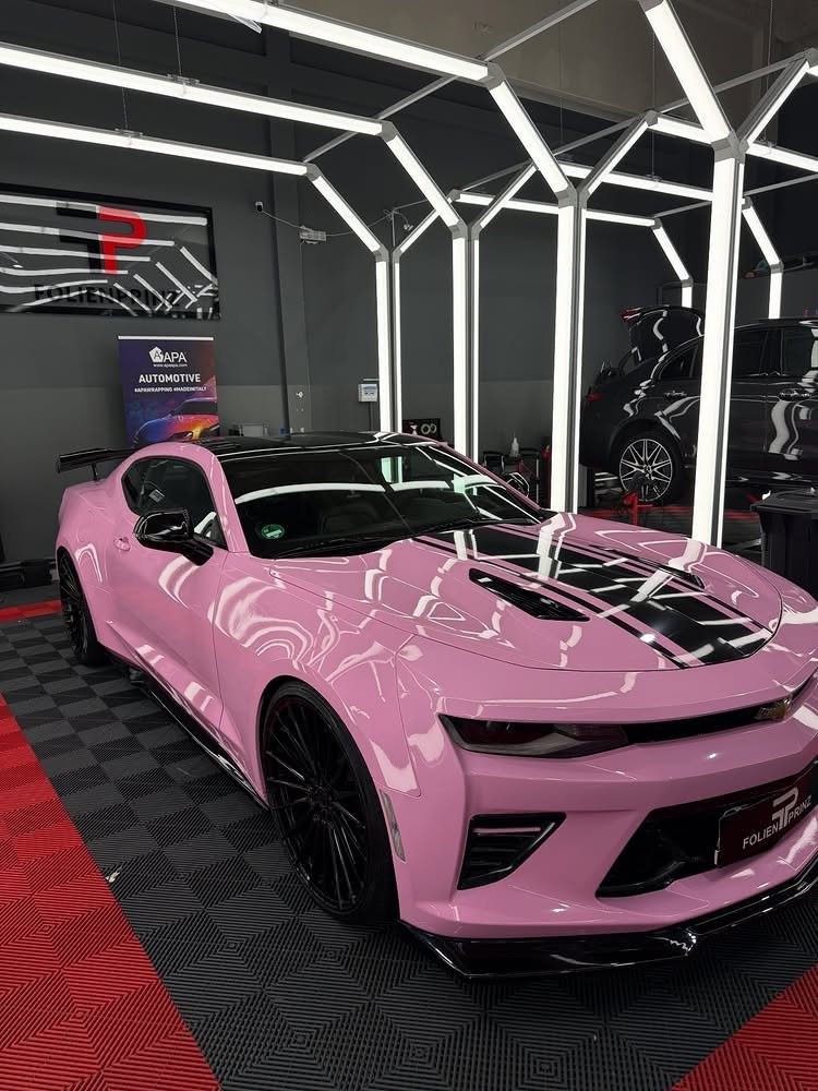 Réalisation en covering APA Gloss Kirby Pink sur Chevrolet Camaro (photo publiée par APA)