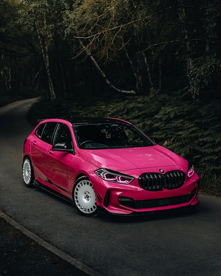 Réalisation en covering APA Gloss Rubystone sur BMW Série 1 (photo publiée par APA)