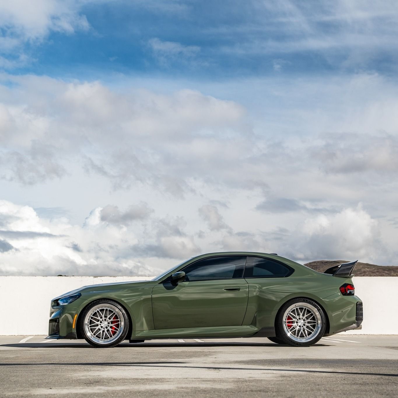 Réalisation en covering APA Gloss Black Olive sur BMW M2 (photo publiée par APA)