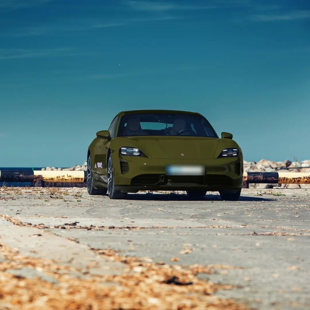 Réalisation en covering APA Gloss Warrior Green sur Porsche Taycan (photo publiée par APA)