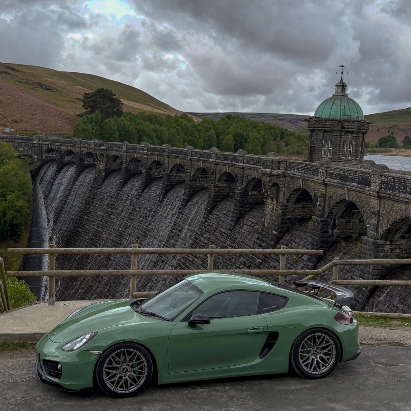 Réalisation en covering APA Gloss Auratium Green sur Porsche Cayman (photo publiée par APA)