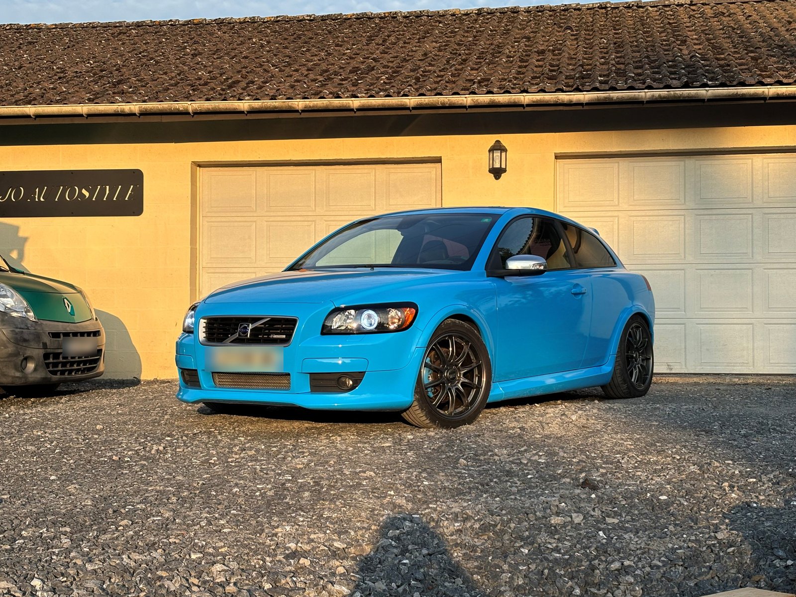 Réalisation en covering APA Gloss Cerulean Blue sur Volvo C30 (photo publiée par APA)