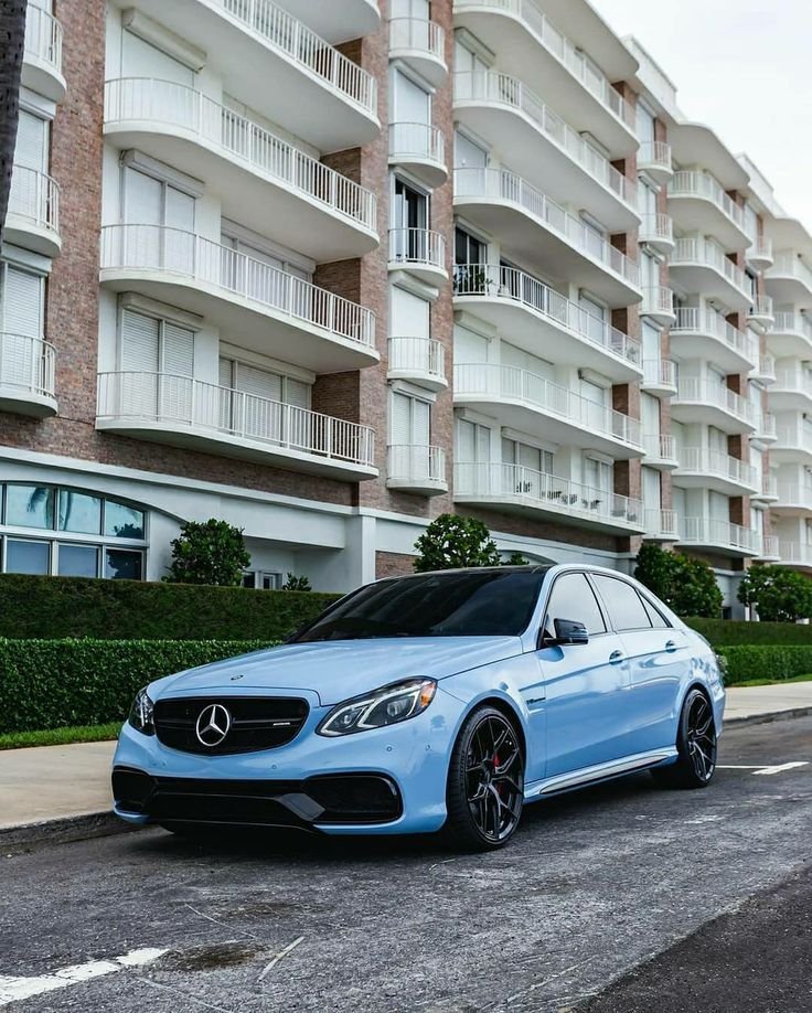 Réalisation en covering APA Gloss Optimus Blue sur Mercedes-AMG E 63 (photo publiée par APA)