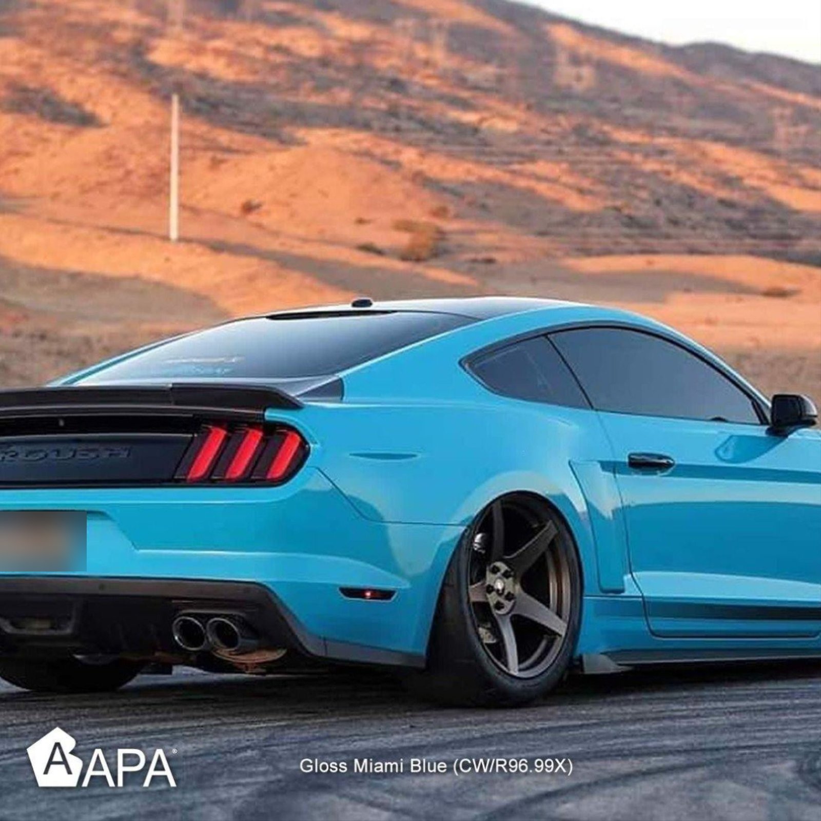 Réalisation en covering APA Gloss Miami Blue sur Ford Mustang (photo publiée par APA)