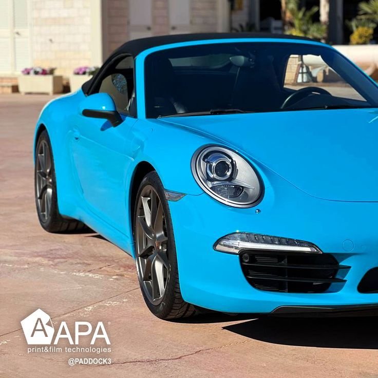 Réalisation en covering APA Gloss Miami Blue sur Porsche 911 Cabriolet (photo publiée par APA)