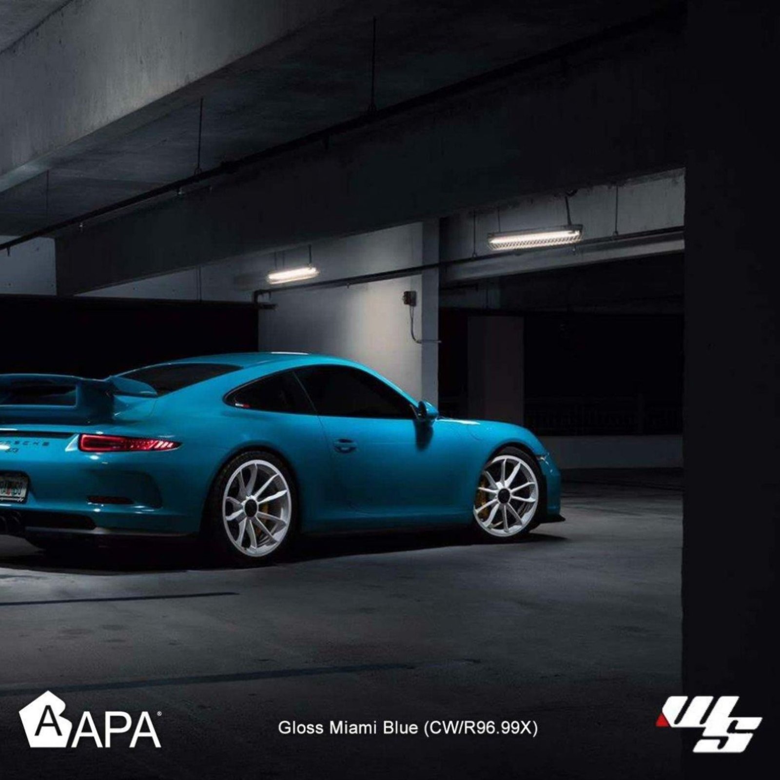 Réalisation en covering APA Gloss Miami Blue sur Porsche 911 (photo publiée par APA)