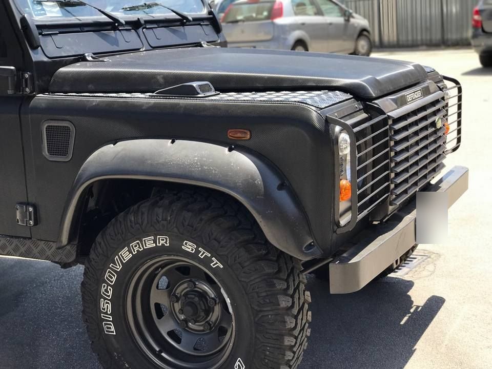 Réalisation en covering APA Carbon Black sur Land Rover Defender (photo publiée par APA)