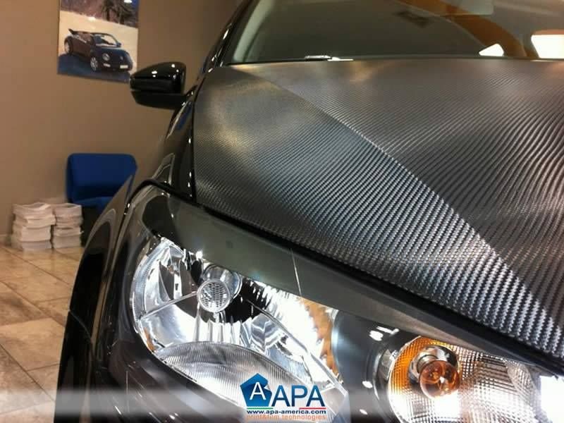 Réalisation en covering APA Carbon Black sur une voiture (photo publiée par APA)