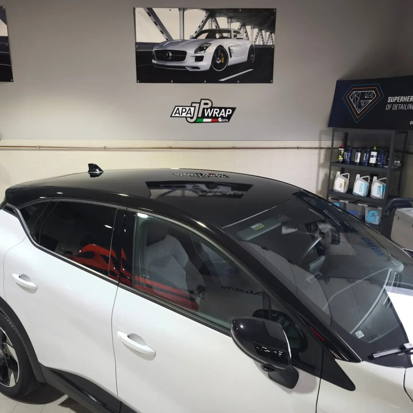 Réalisation en covering APA Gloss Jet Black sur une voiture (photo publiée par APA)