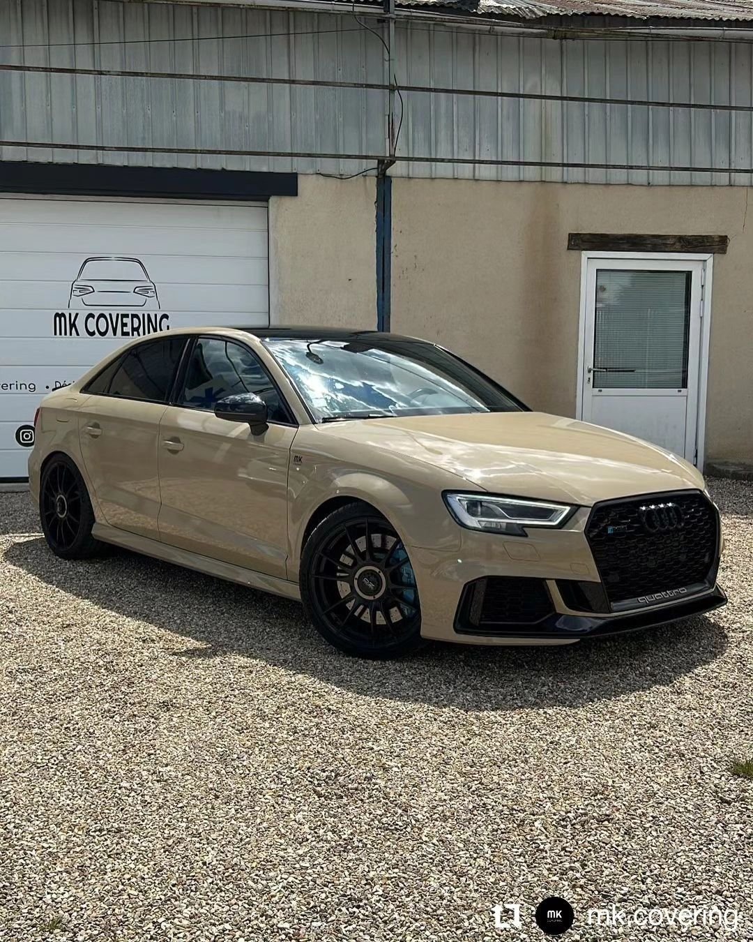 Réalisation en covering APA Gloss Sandstorm sur Audi RS3 (photo publiée par APA)