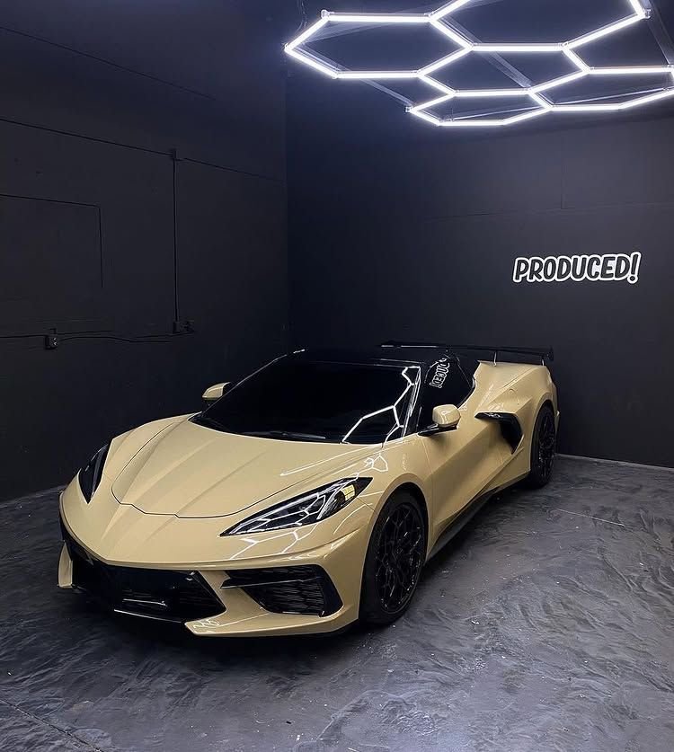 Réalisation en covering APA Gloss Sandstorm sur Chevrolet Corvette C8 (photo publiée par APA)