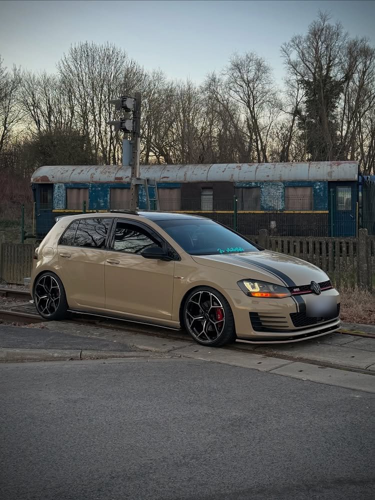 Réalisation en covering APA Gloss Sandstorm sur Volkswagen Golf GTI (photo publiée par APA)