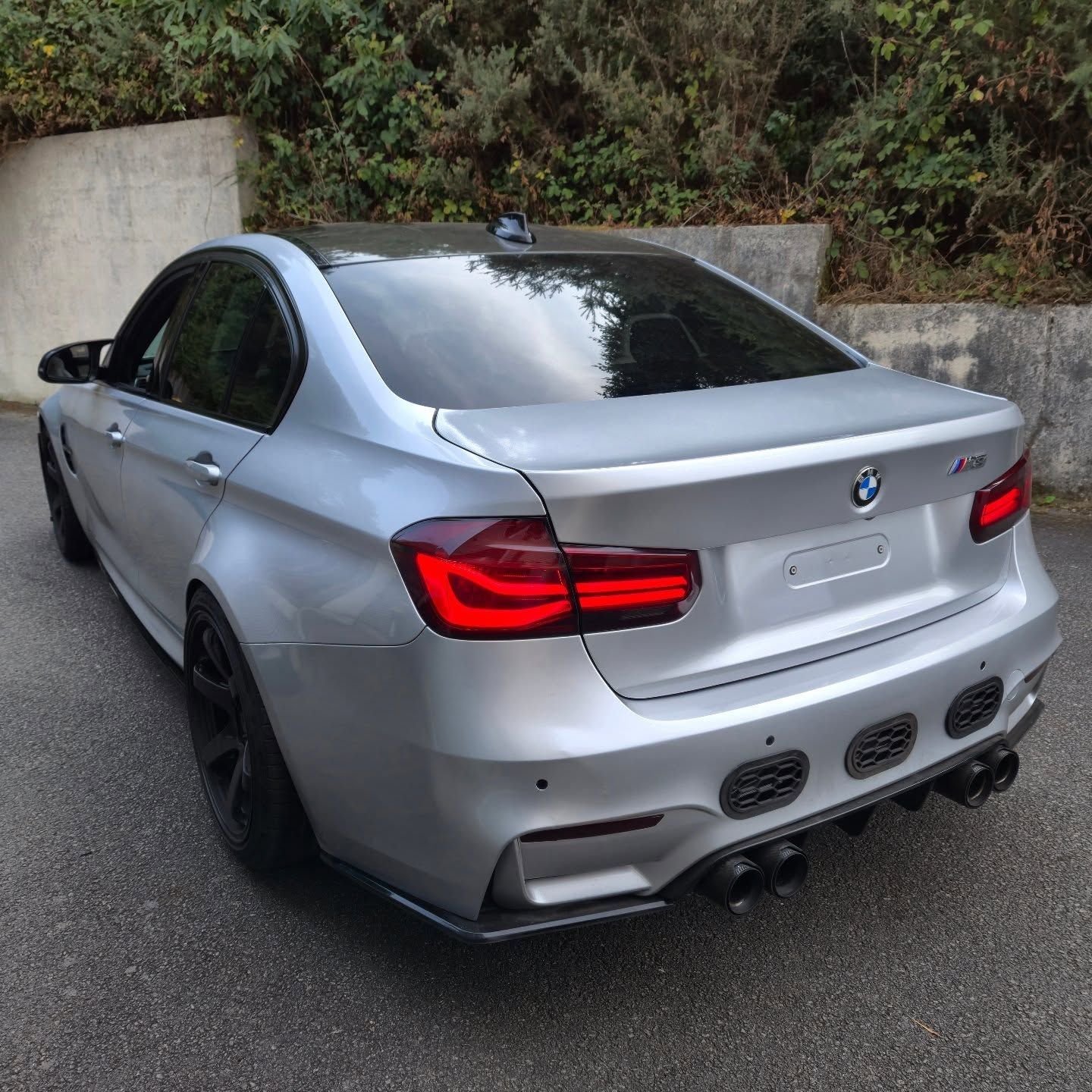 Réalisation en covering APA Gloss Metal Comet Silver sur BMW M3 (photo publiée par APA)