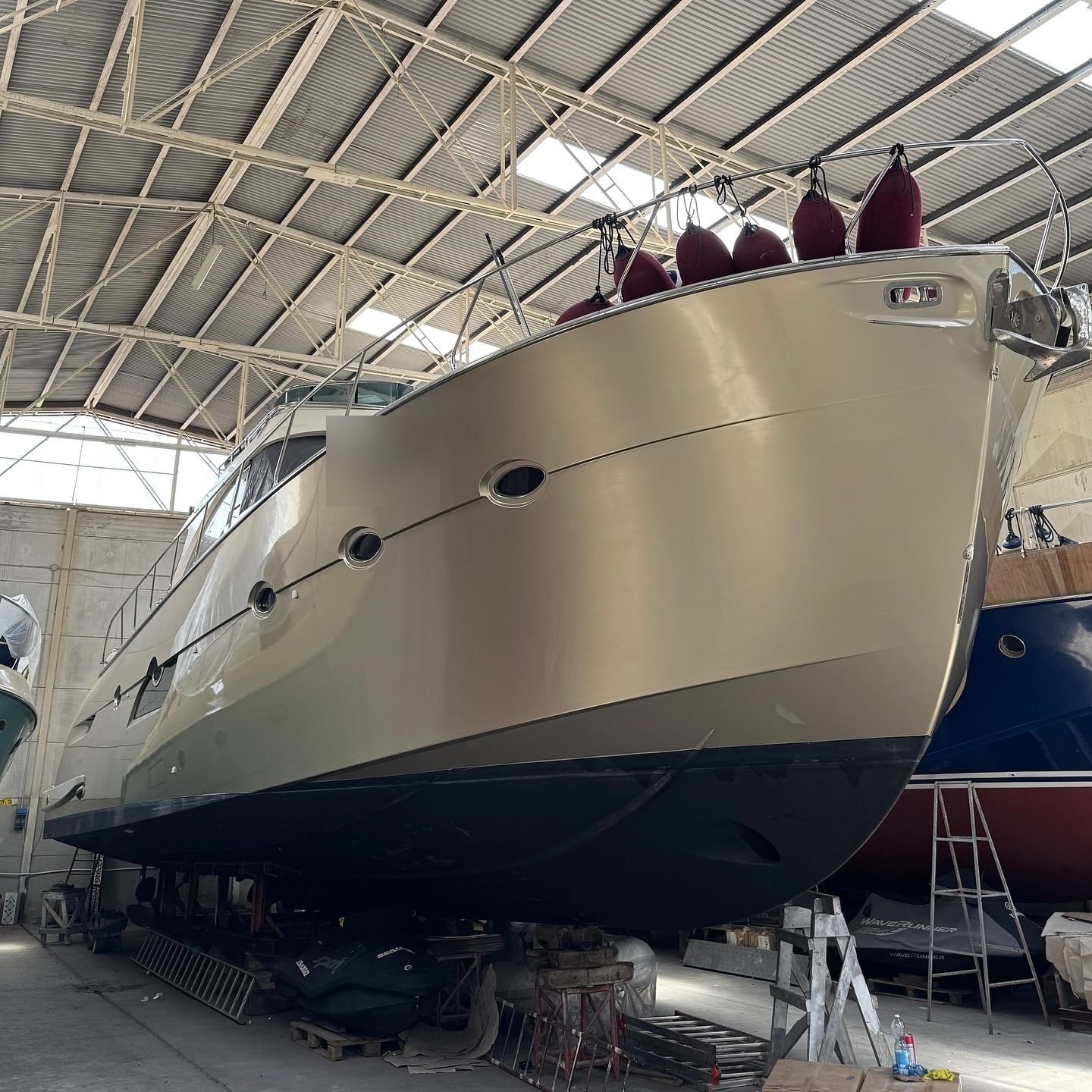 Réalisation en covering APA Gloss Metal Champagne Bronze sur un bateau (photo publiée par APA)