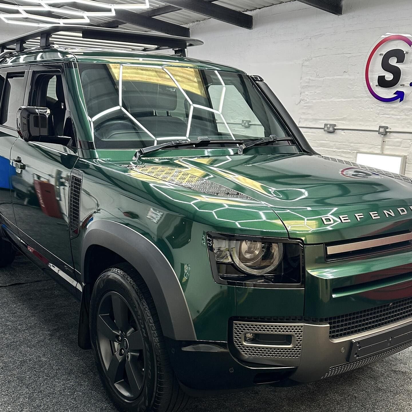 Réalisation en covering APA Gloss Metal British Green sur Land Rover Defender (photo publiée par APA)