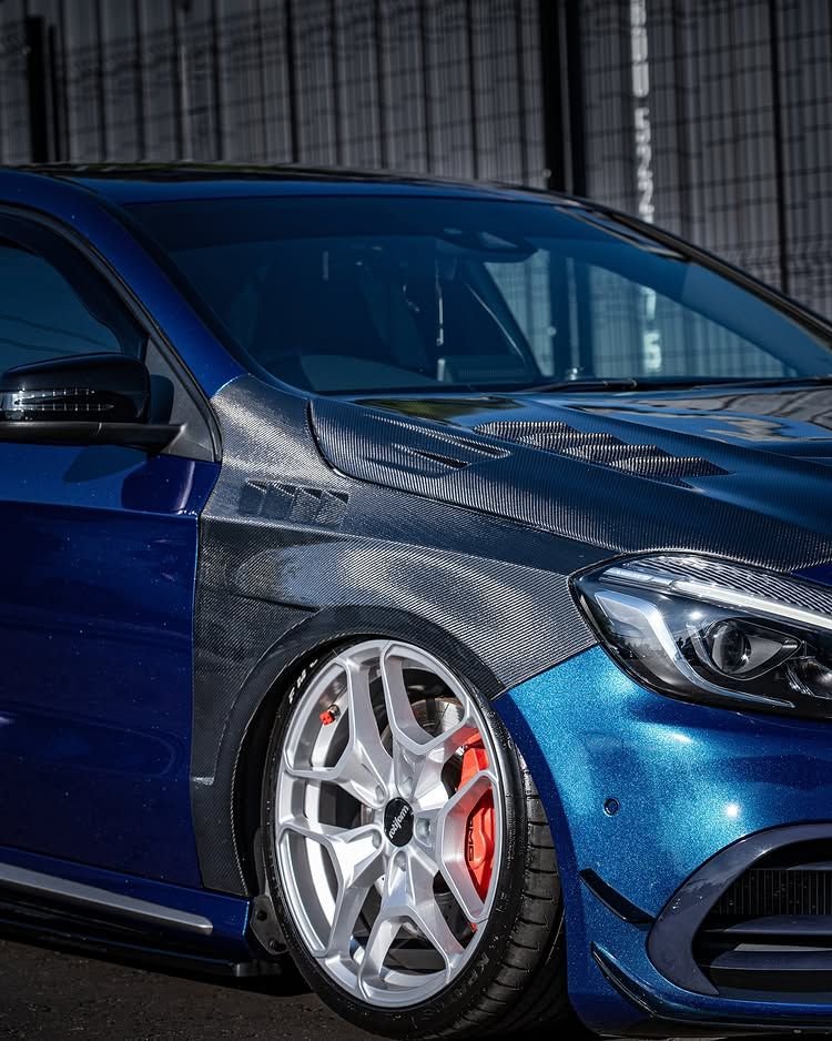 Réalisation en covering APA Carbon Racing sur Mercedes Classe A (photo publiée par APA)