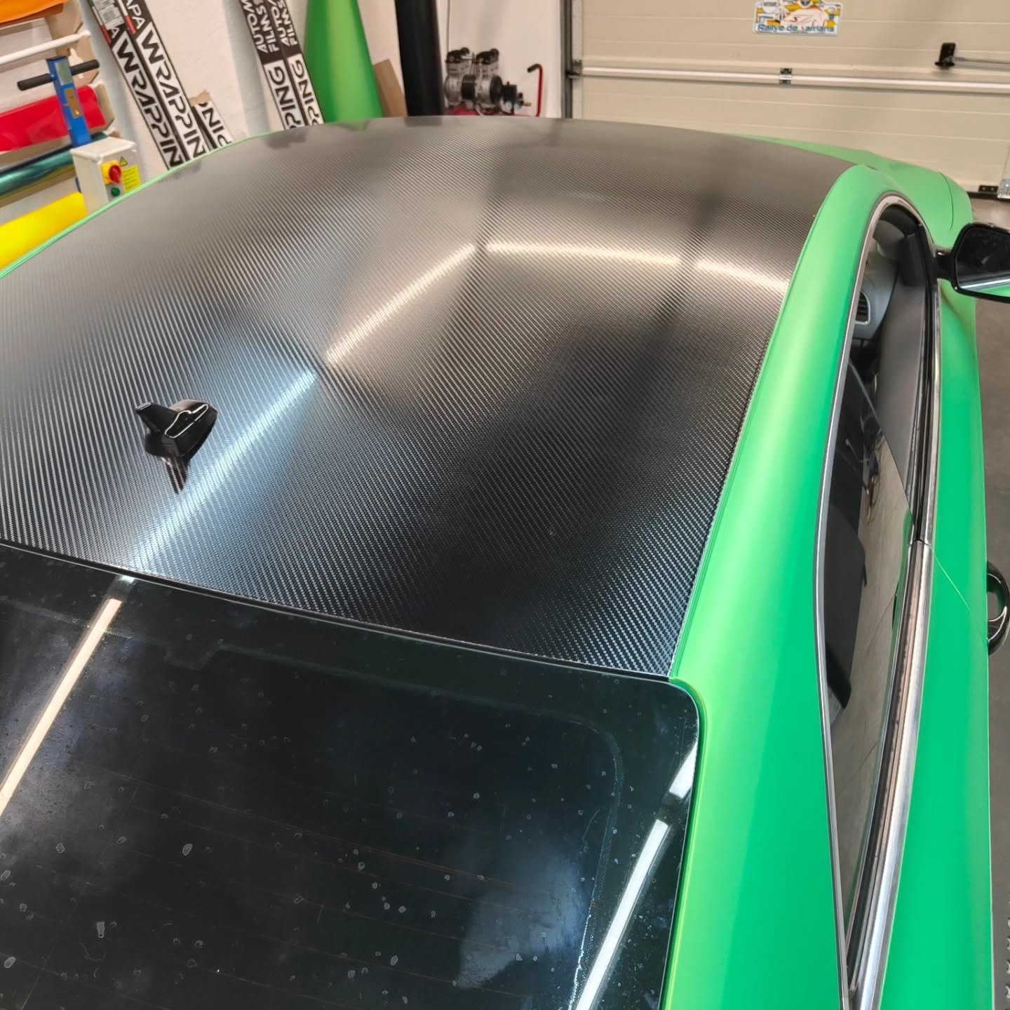 Réalisation en covering APA Carbon Racing sur une voiture (photo publiée par APA)