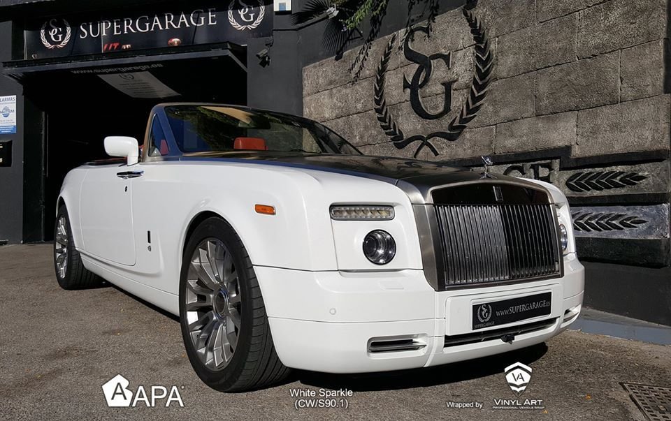 Réalisation en covering APA Gloss Sparkle White sur Rolls-Royce Phantom (photo publiée par APA)
